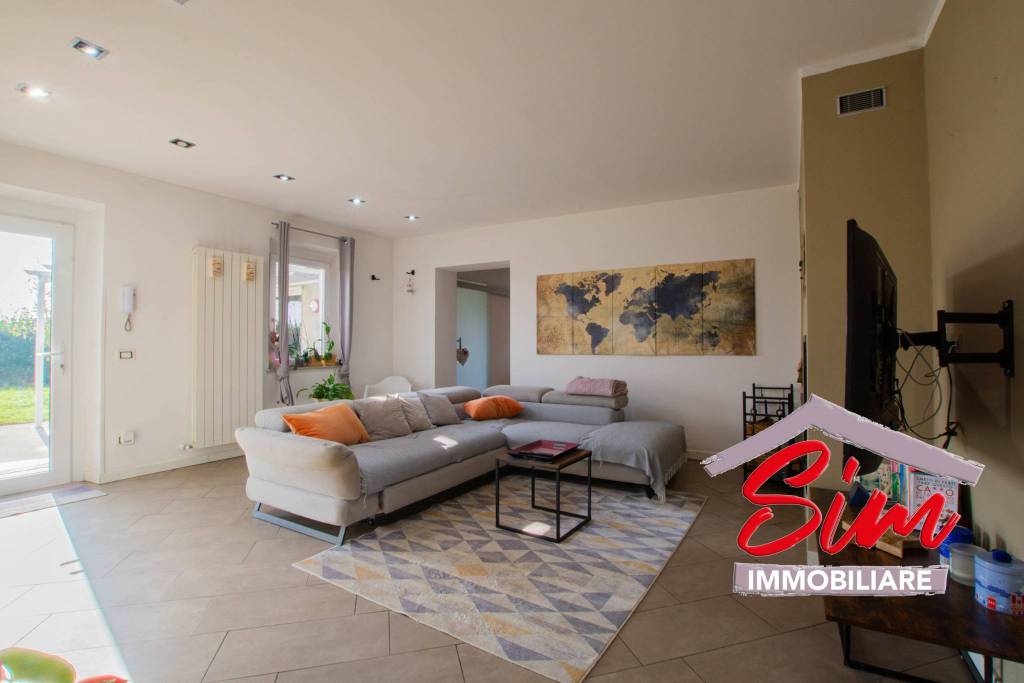 casa indipendente in vendita ad Oleggio