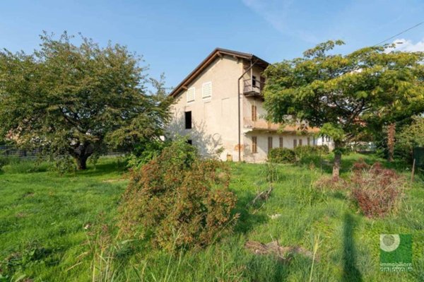 casa indipendente in vendita ad Oleggio
