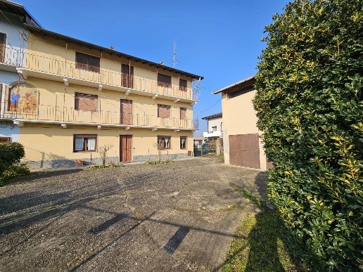 casa indipendente in vendita ad Oleggio