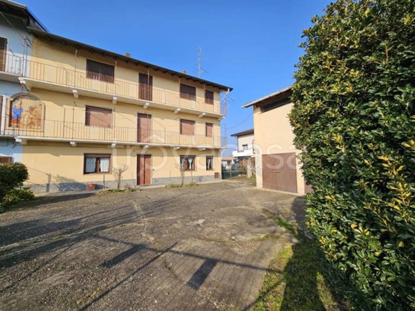 casa indipendente in vendita ad Oleggio