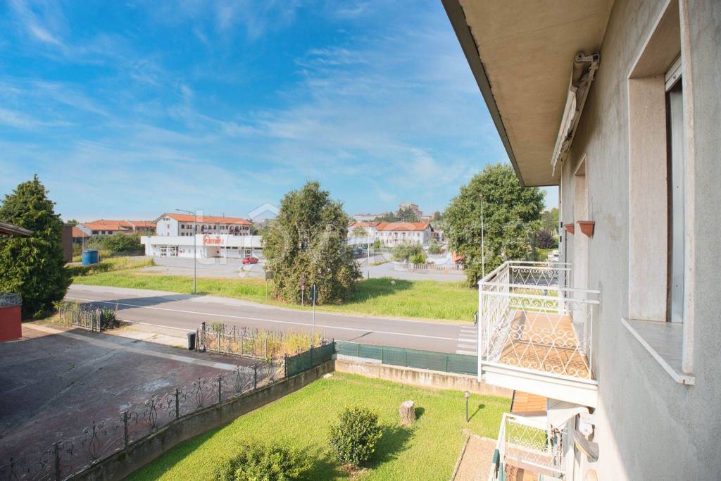 appartamento in vendita ad Oleggio in zona Carmine