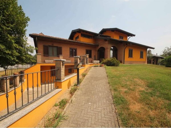 casa indipendente in vendita ad Oleggio