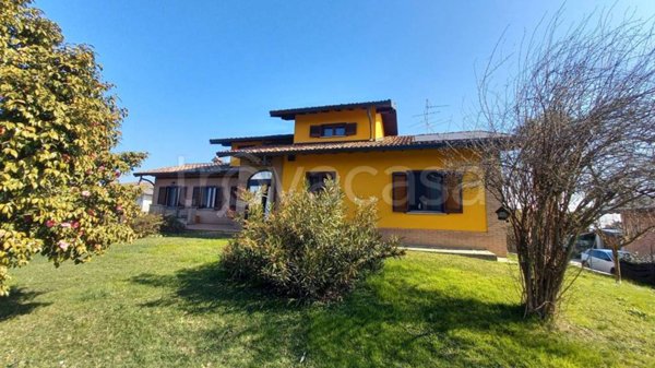 casa indipendente in vendita ad Oleggio