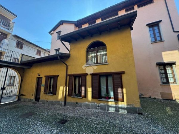 casa indipendente in vendita ad Oleggio