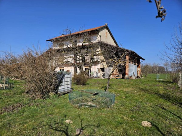 casa indipendente in vendita ad Oleggio