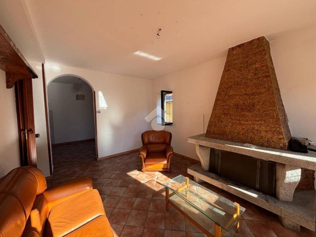 casa indipendente in vendita ad Oleggio in zona San Giovanni