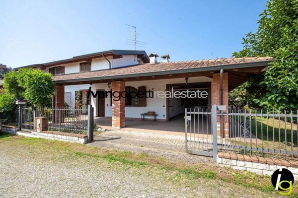 casa indipendente in vendita ad Oleggio