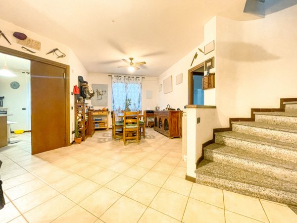 casa indipendente in vendita ad Oleggio in zona Loreto