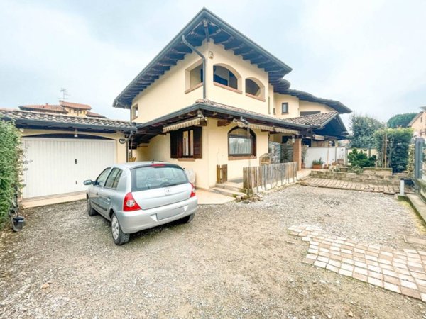casa indipendente in vendita ad Oleggio in zona Loreto