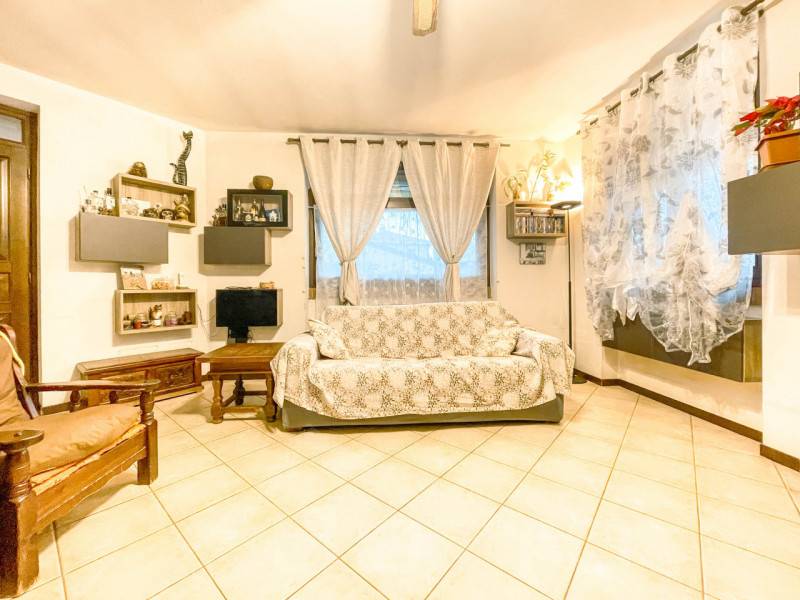 casa indipendente in vendita ad Oleggio in zona Loreto