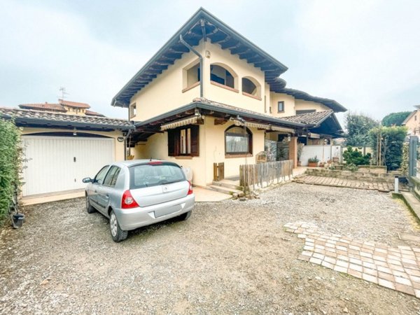 casa indipendente in vendita ad Oleggio in zona Loreto
