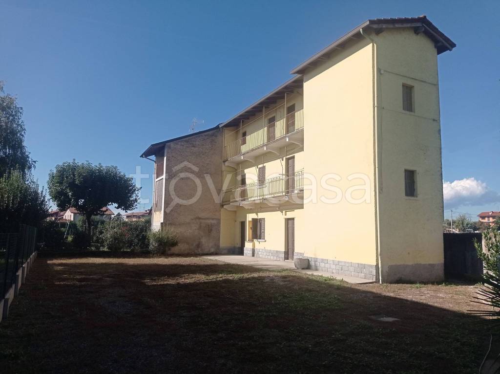 casa indipendente in vendita ad Oleggio
