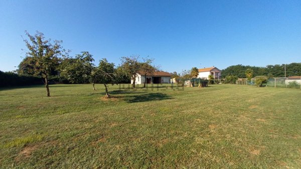 casa indipendente in vendita ad Oleggio