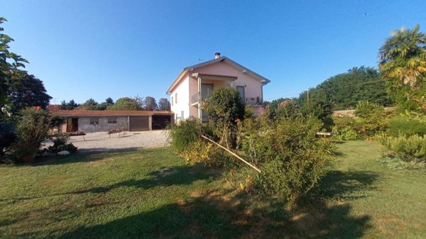 casa indipendente in vendita ad Oleggio