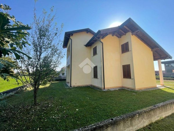 casa indipendente in vendita ad Oleggio in zona Santo Stefano.