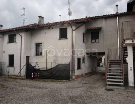 casa indipendente in vendita ad Oleggio