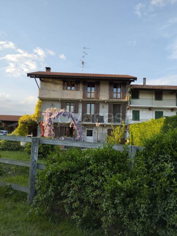 casa indipendente in vendita ad Oleggio