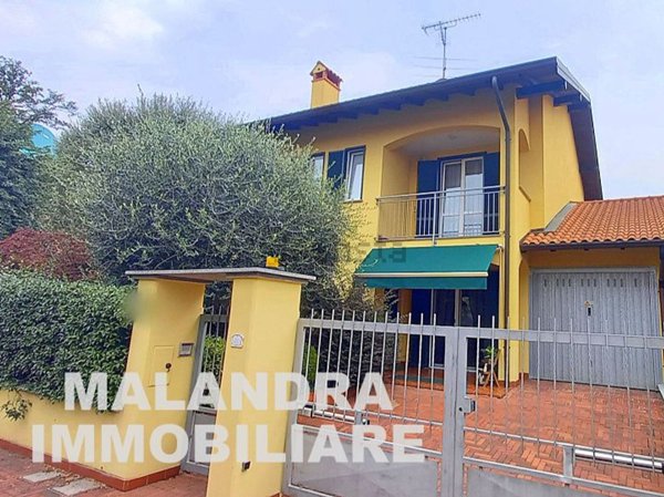 casa indipendente in vendita ad Oleggio
