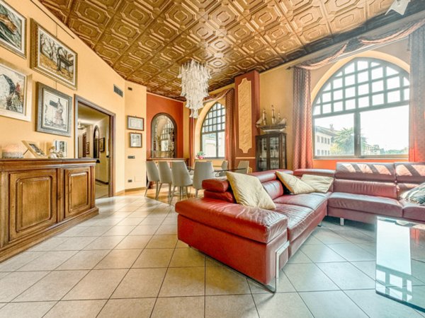 casa indipendente in vendita ad Oleggio