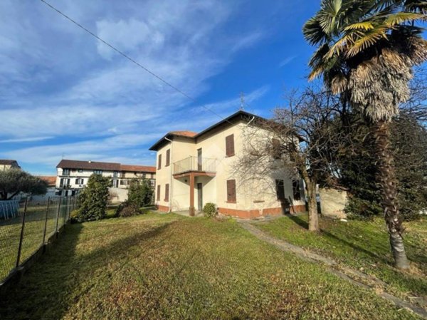 casa indipendente in vendita ad Oleggio in zona Santo Stefano.