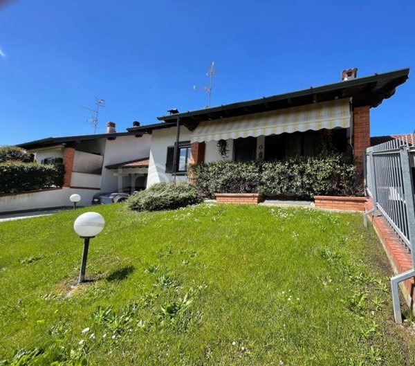 casa indipendente in vendita ad Oleggio