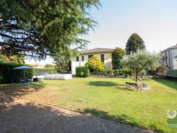 casa indipendente in vendita ad Oleggio in zona Loreto