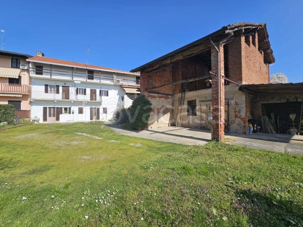 casa indipendente in vendita ad Oleggio in zona Fornaci