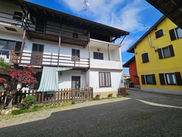 casa indipendente in vendita ad Oleggio