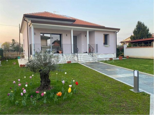 casa indipendente in vendita ad Oleggio