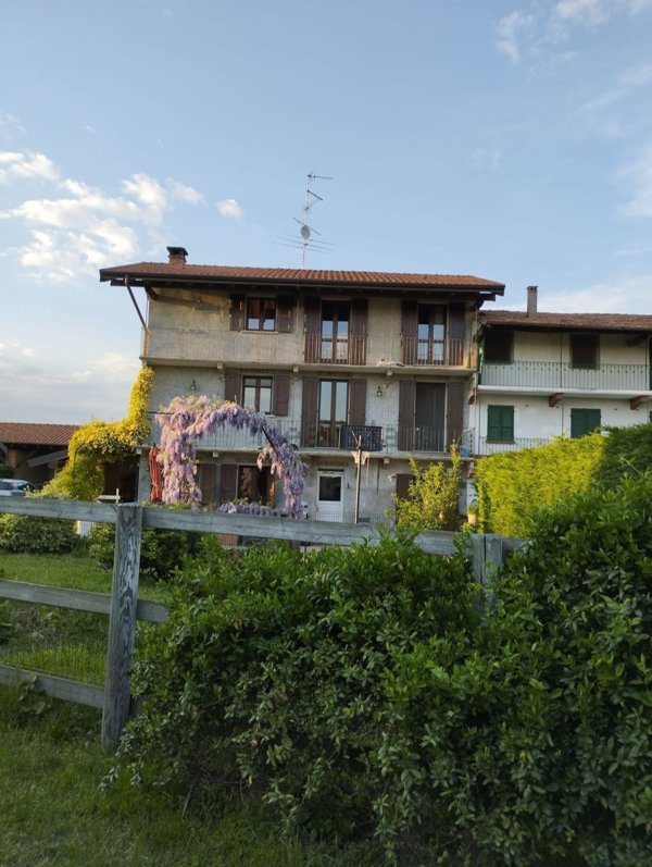 casa indipendente in vendita ad Oleggio