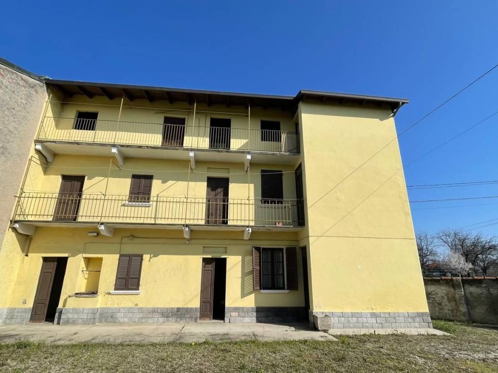 casa indipendente in vendita ad Oleggio