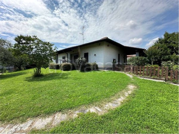 casa indipendente in vendita ad Oleggio