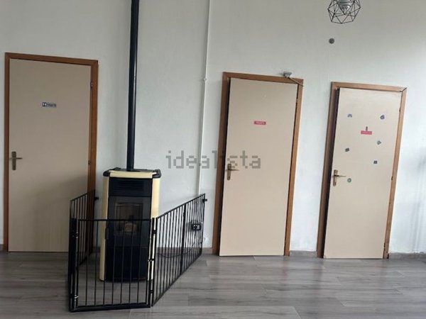 locale commerciale in vendita ad Oleggio
