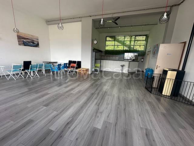 locale commerciale in vendita ad Oleggio