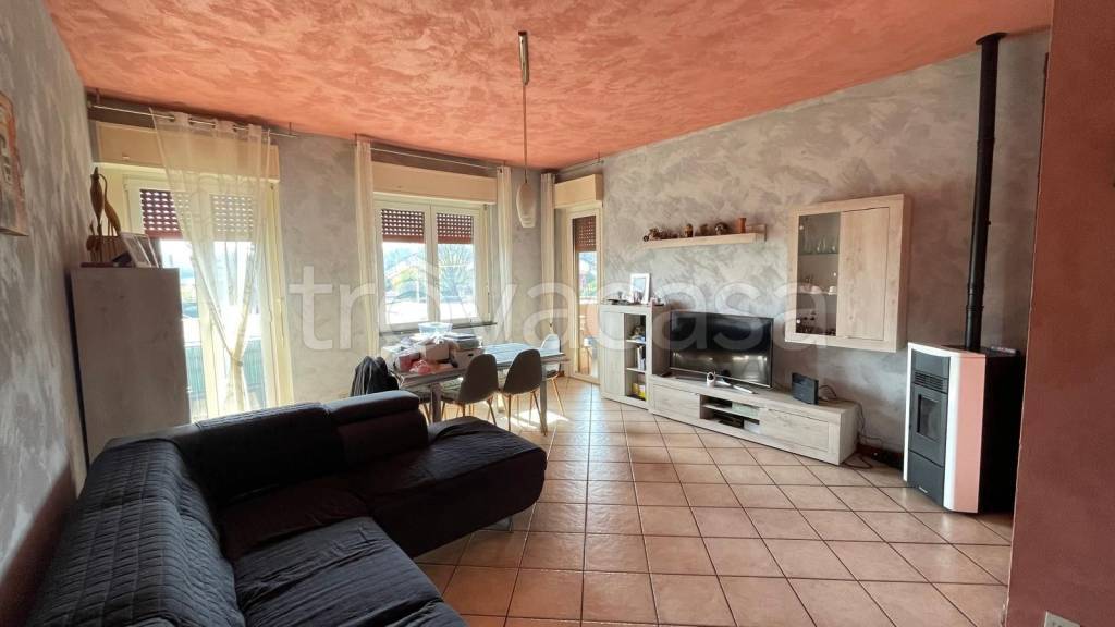 appartamento in vendita ad Oleggio in zona Loreto
