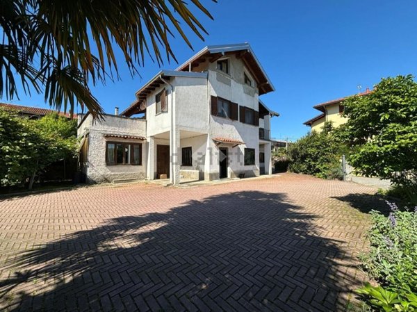casa indipendente in vendita ad Oleggio