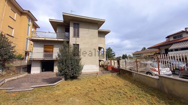 casa indipendente in vendita ad Oleggio