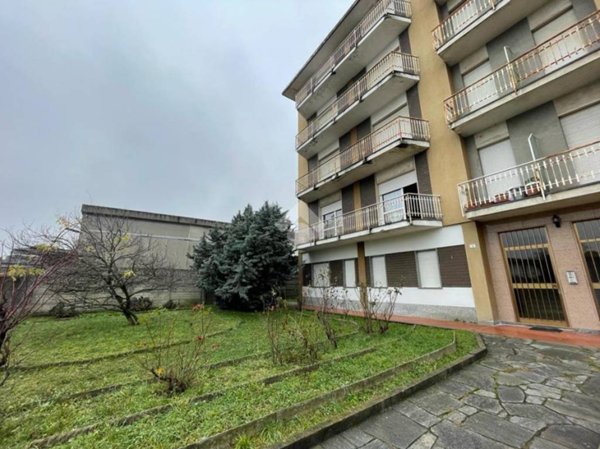 locale commerciale in vendita ad Oleggio