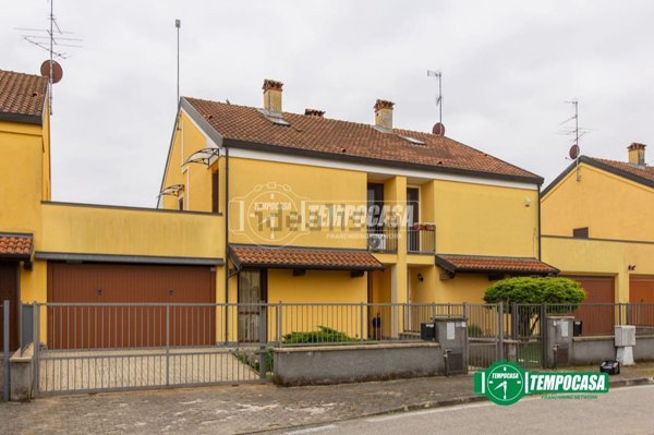 casa indipendente in vendita ad Oleggio