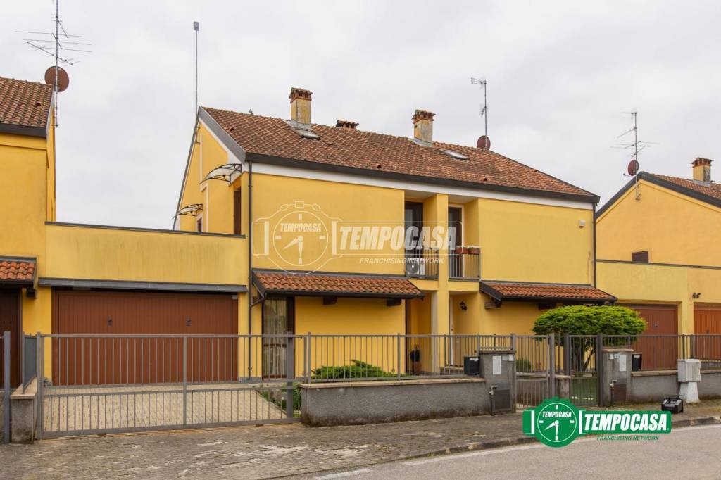 casa indipendente in vendita ad Oleggio