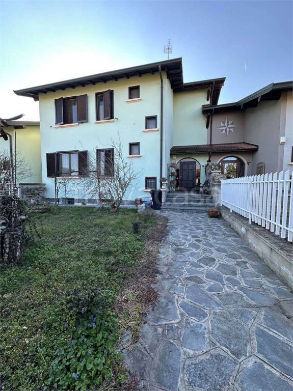 casa indipendente in vendita ad Oleggio in zona Carmine