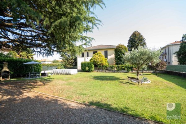 casa indipendente in vendita ad Oleggio in zona Loreto