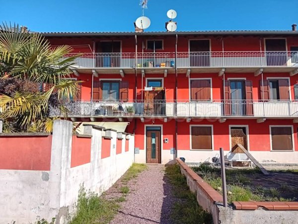 appartamento in vendita ad Oleggio in zona San Giovanni