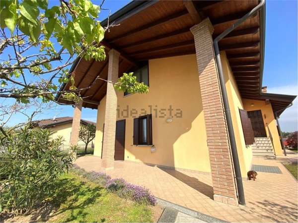 casa indipendente in vendita ad Oleggio
