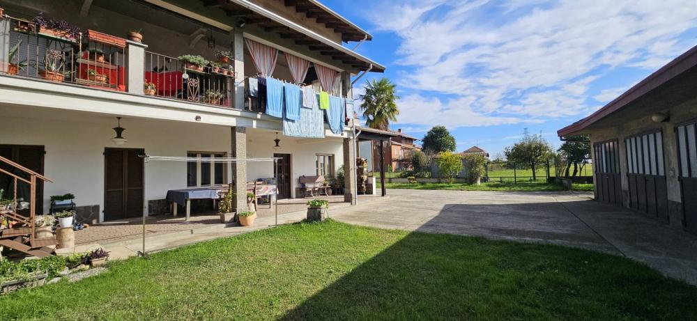 casa indipendente in vendita ad Oleggio