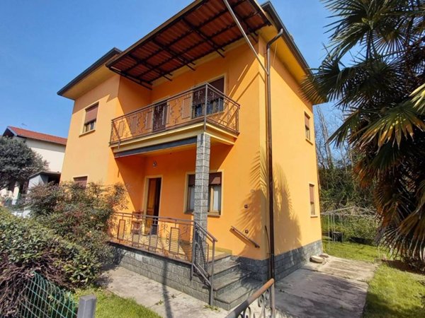 casa indipendente in vendita ad Oleggio