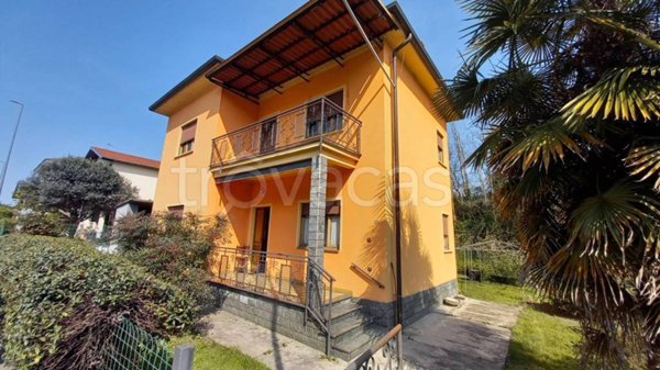 casa indipendente in vendita ad Oleggio
