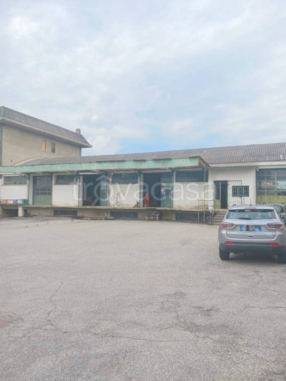 locale commerciale in vendita ad Oleggio