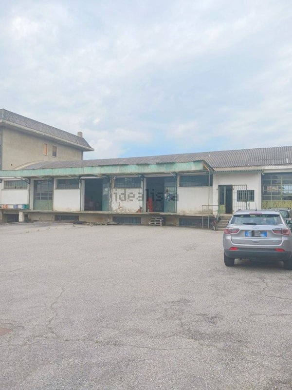 locale di sgombero in vendita ad Oleggio