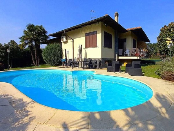 casa indipendente in vendita ad Oleggio